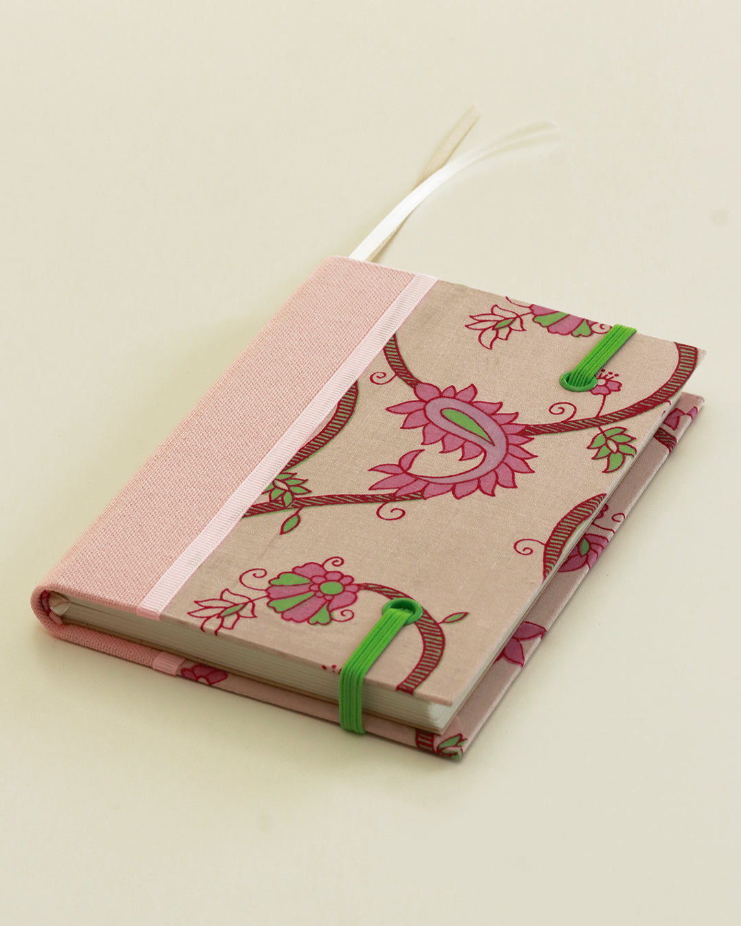 Agendina 2026 fantasia paisley rosa e verde (dorso arrotondato con elastico, busta e pagine bianche extra)