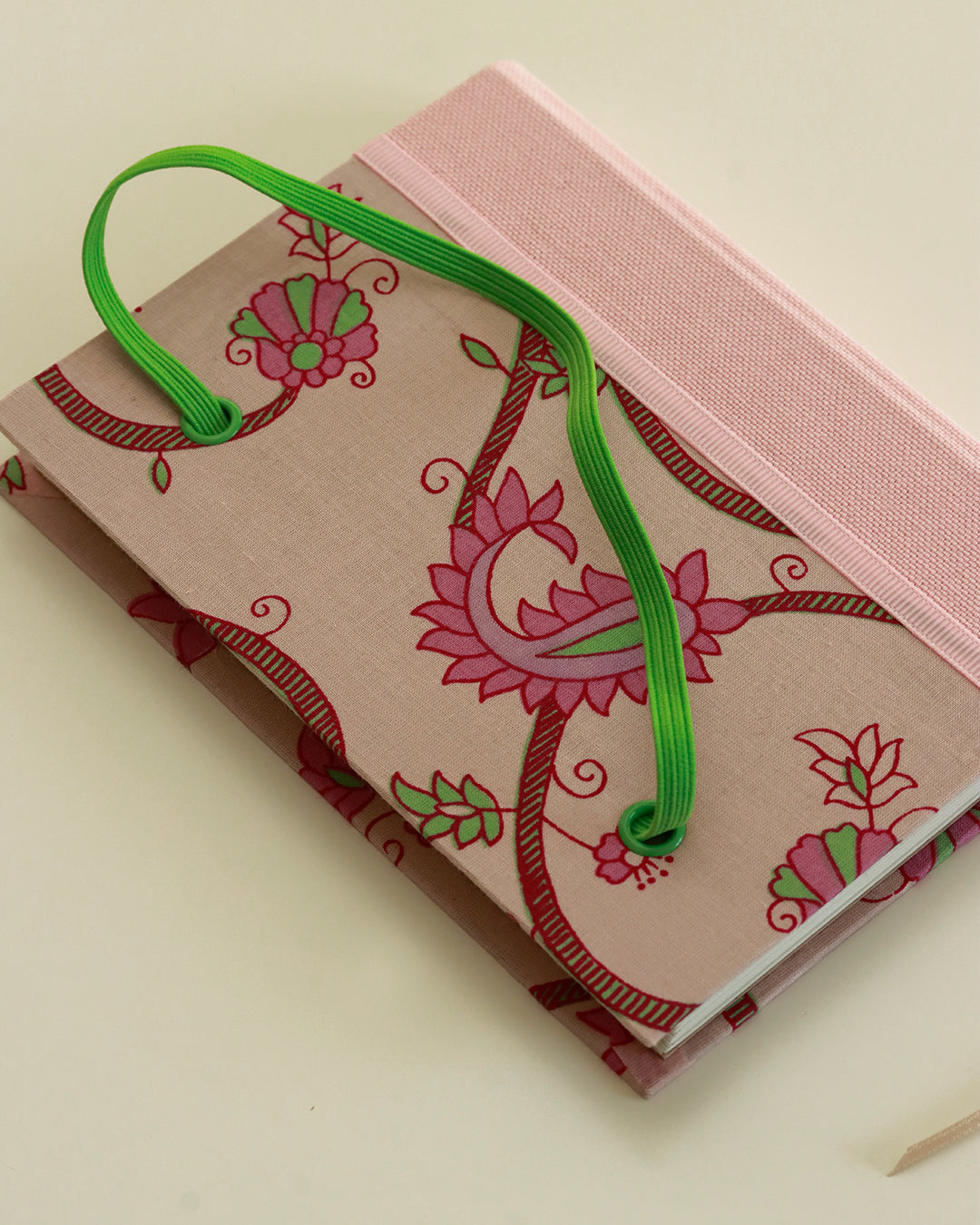Agendina 2026 fantasia paisley rosa e verde (dorso arrotondato con elastico, busta e pagine bianche extra)