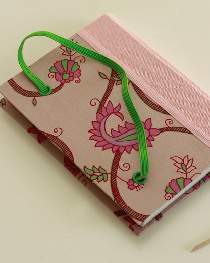 Agendina 2026 fantasia paisley rosa e verde (dorso arrotondato con elastico, busta e pagine bianche extra)