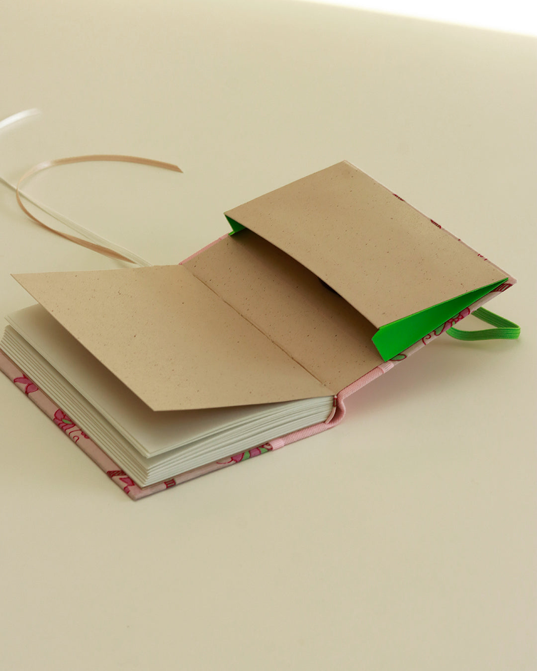 Agendina 2026 fantasia paisley rosa e verde (dorso arrotondato con elastico, busta e pagine bianche extra)