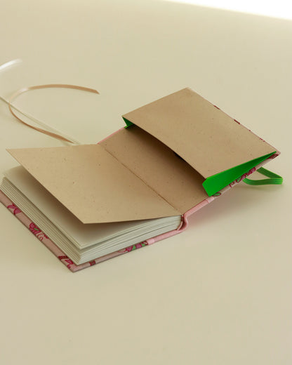 Agendina 2026 fantasia paisley rosa e verde (dorso arrotondato con elastico, busta e pagine bianche extra)