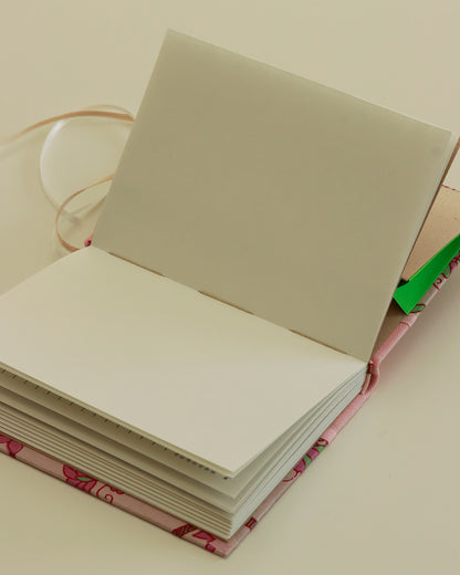 Agendina 2026 fantasia paisley rosa e verde (dorso arrotondato con elastico, busta e pagine bianche extra)