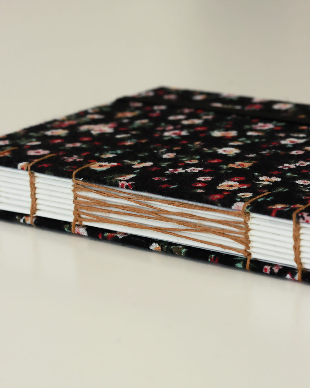 Agendina 2026 fiorellini su sfondo nero (mix copta-francese con elastico, busta e pagine bianche extra)