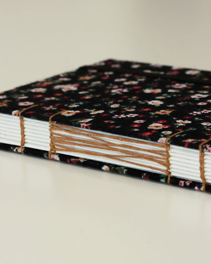 Agendina 2026 fiorellini su sfondo nero (mix copta-francese con elastico, busta e pagine bianche extra)