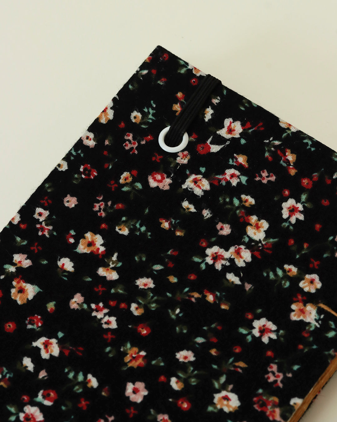 Agendina 2026 fiorellini su sfondo nero (mix copta-francese con elastico, busta e pagine bianche extra)