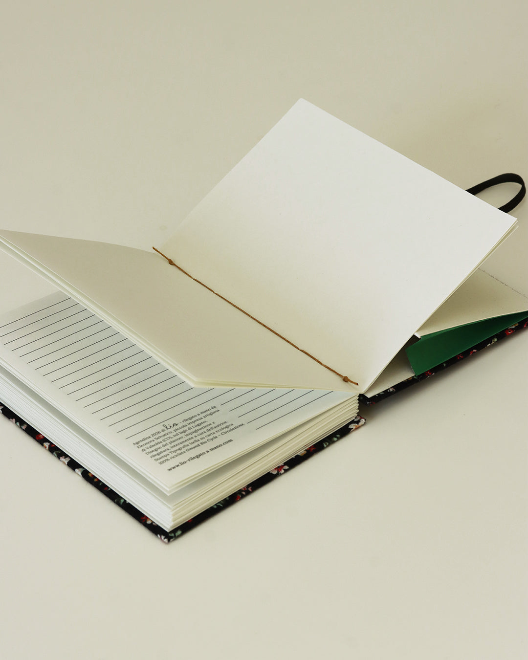 Agendina 2026 fiorellini su sfondo nero (mix copta-francese con elastico, busta e pagine bianche extra)