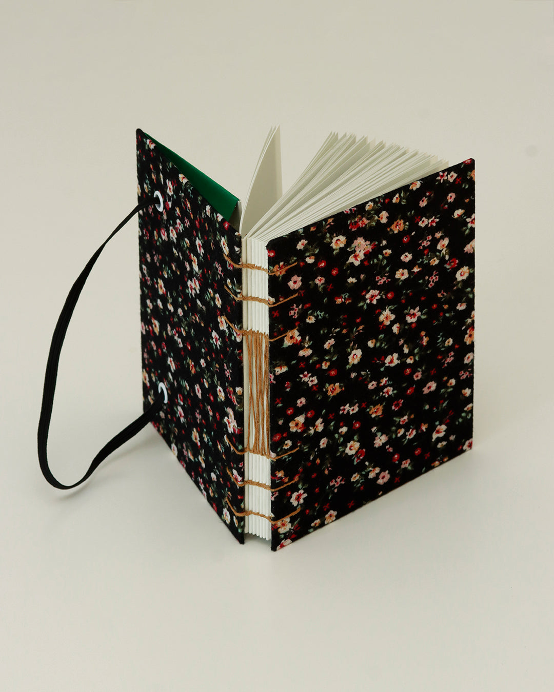 Agendina 2026 fiorellini su sfondo nero (mix copta-francese con elastico, busta e pagine bianche extra)