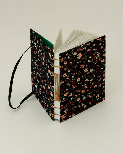 Agendina 2026 fiorellini su sfondo nero (mix copta-francese con elastico, busta e pagine bianche extra)