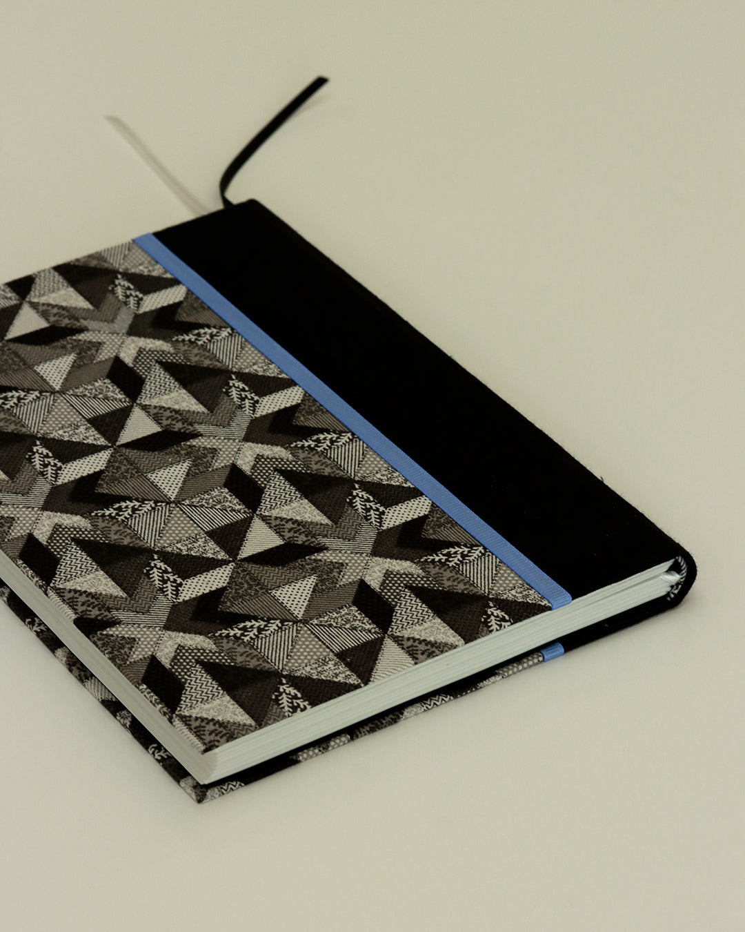 Agenda 2026 stelle bianco e nero (dorso arrotondato con elastico)