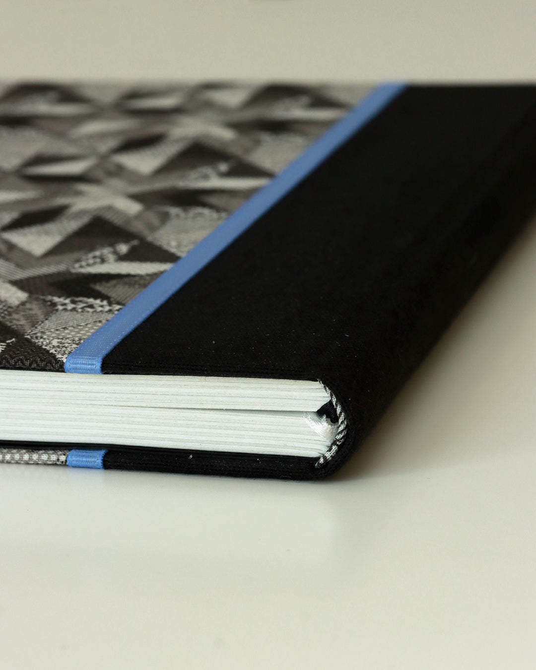 Agenda 2026 stelle bianco e nero (dorso arrotondato con elastico)