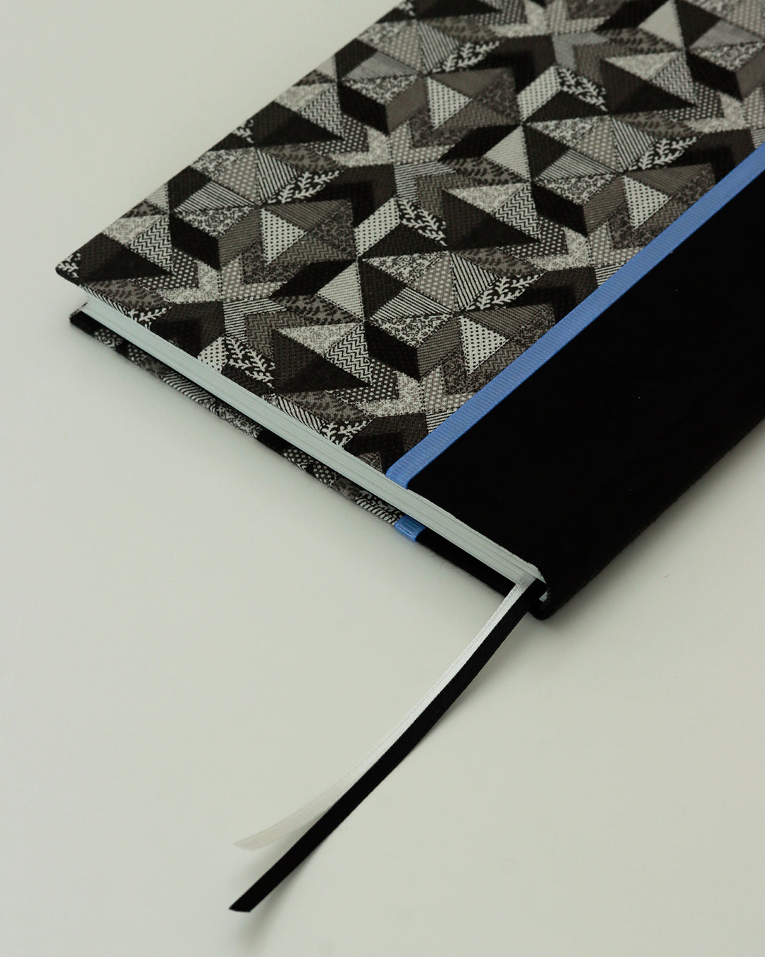 Agenda 2026 stelle bianco e nero (dorso arrotondato con elastico)