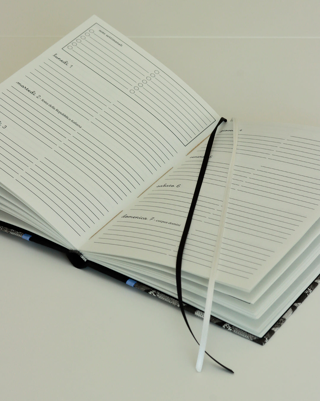 Agenda 2026 stelle bianco e nero (dorso arrotondato con elastico)