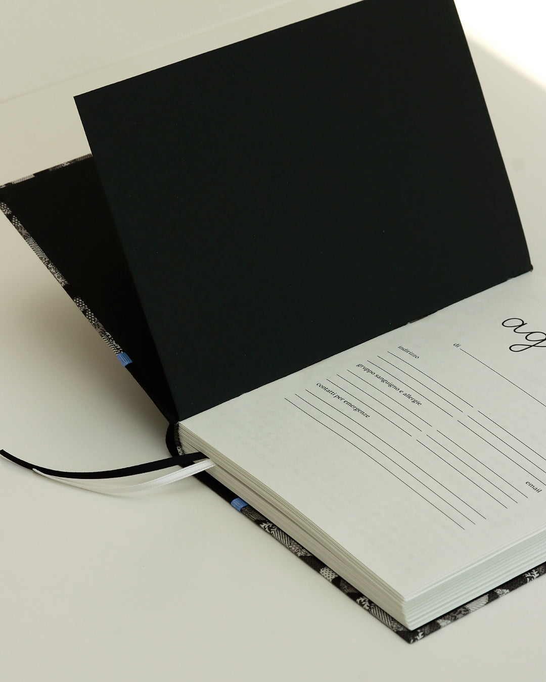 Agenda 2026 stelle bianco e nero (dorso arrotondato con elastico)