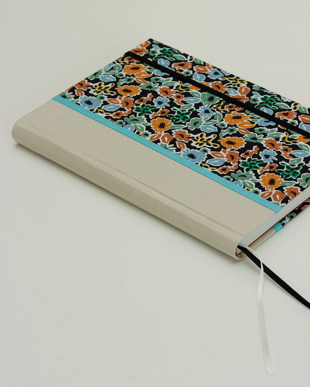 Agenda 2026 floreale nera (dorso arrotondato con elastico)