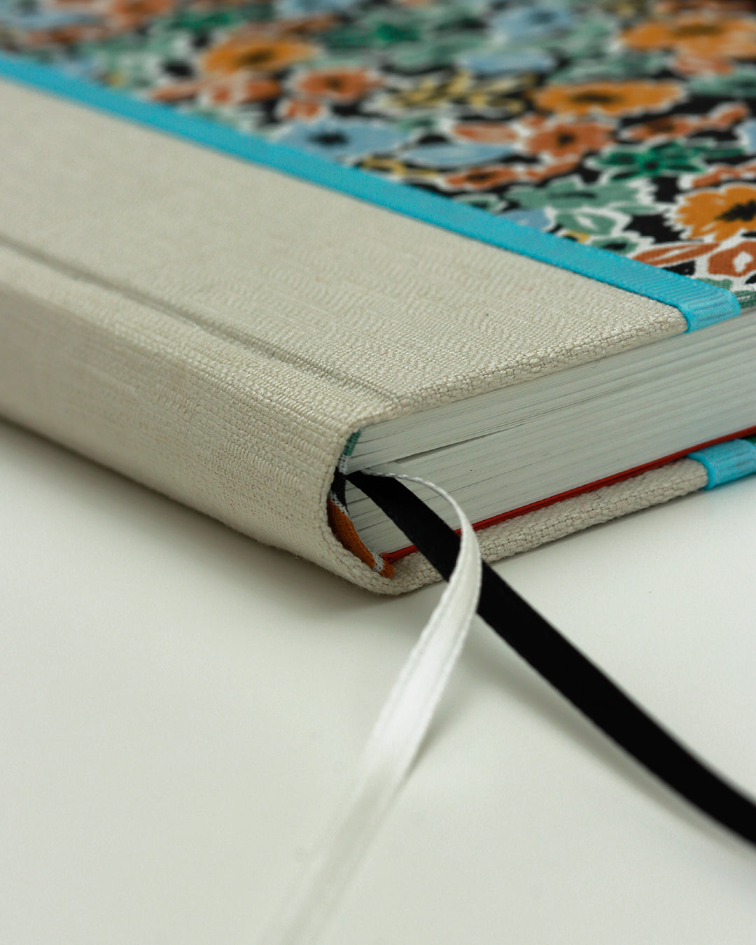 Agenda 2026 floreale nera (dorso arrotondato con elastico)