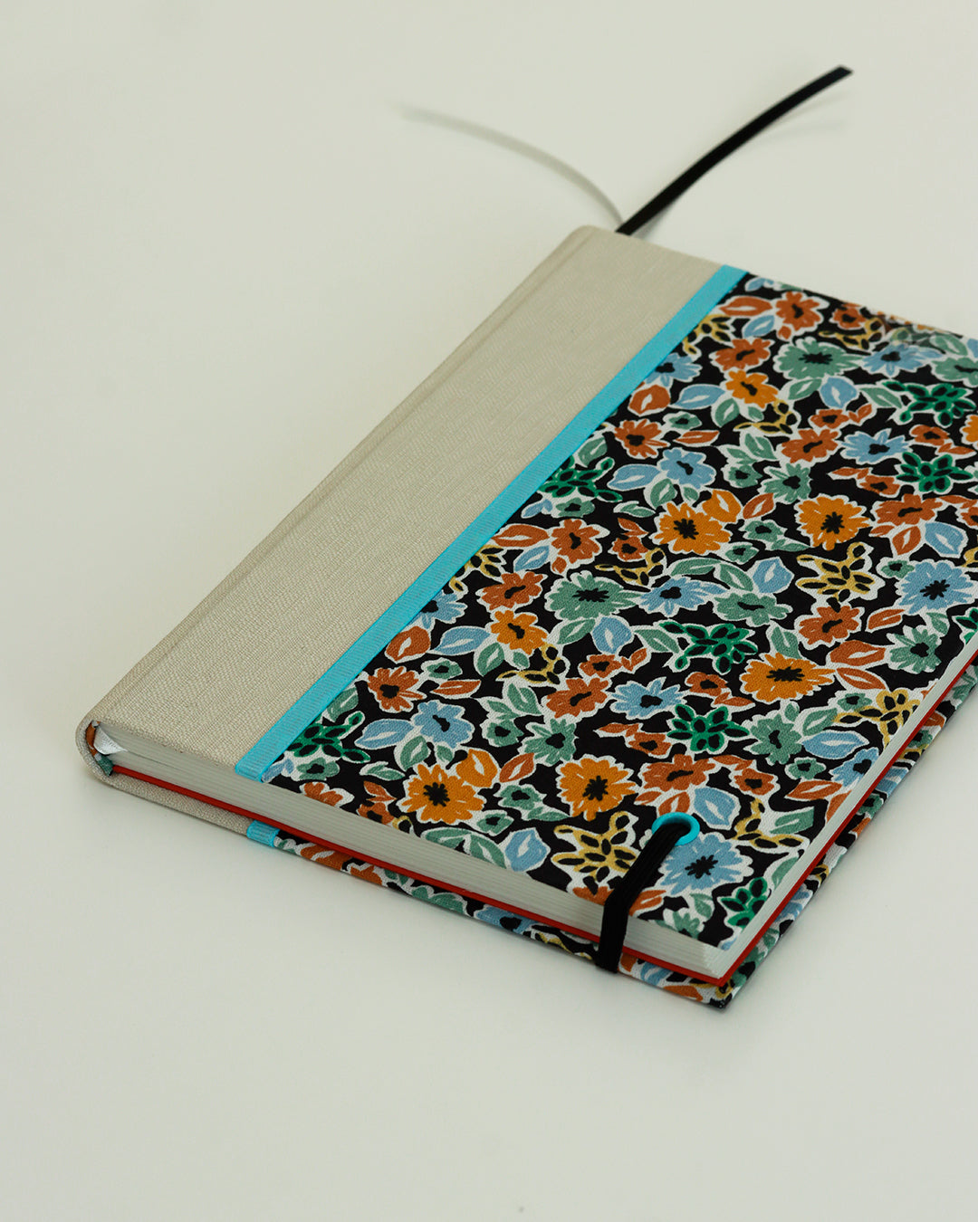 Agenda 2026 floreale nera (dorso arrotondato con elastico)