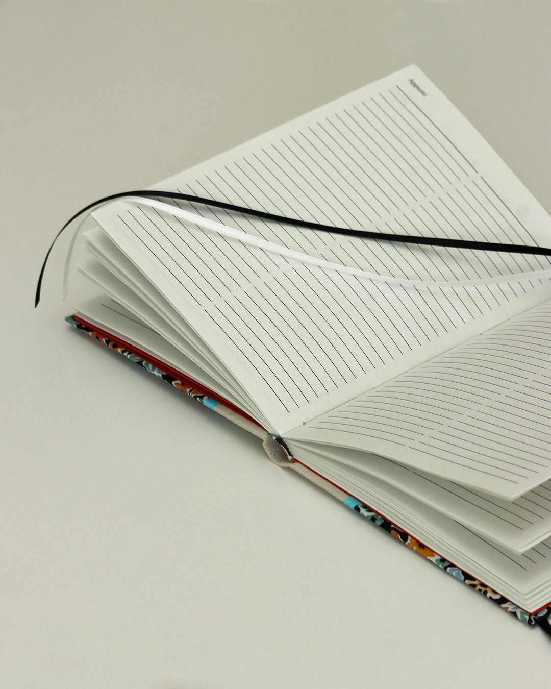 Agenda 2026 floreale nera (dorso arrotondato con elastico)