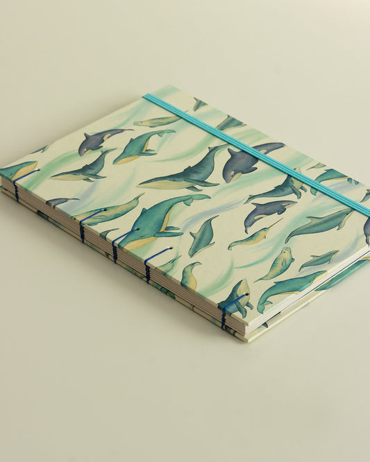 Quaderno Appunti, formato A5, carta di bambù e cotone, balene-delfini-orche (elastico e busta)