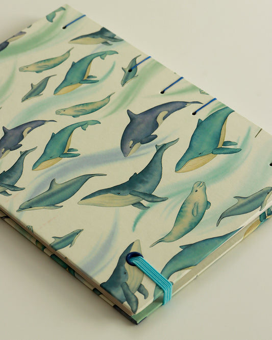 Quaderno Appunti, formato A5, carta di bambù e cotone, balene-delfini-orche (elastico e busta)