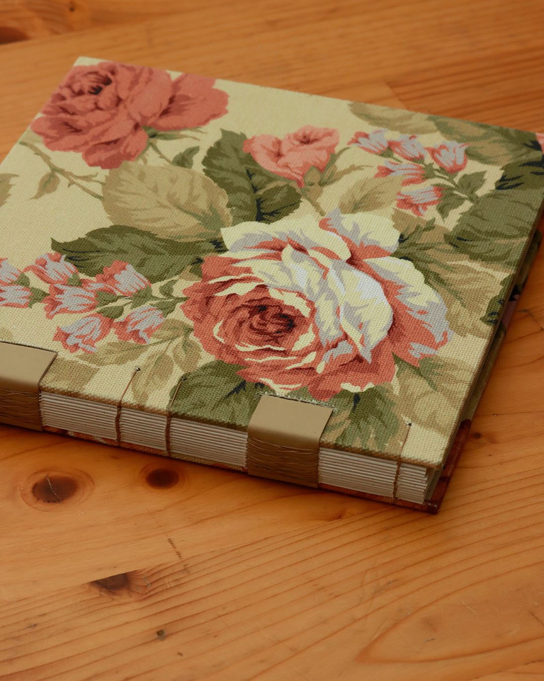 Quaderno guestbook quadrato con carta di birra rivestito con tessuto floreale