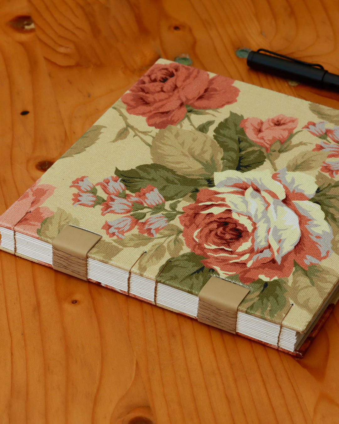 Quaderno guestbook quadrato con carta di birra rivestito con tessuto floreale