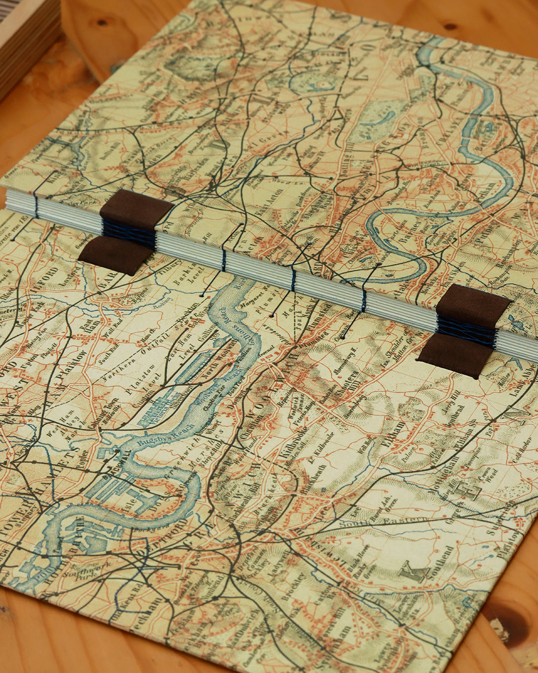 Quaderno da scrivania A4 con carta di birra Pilsner e mappa geografica vintage di Londra 1887