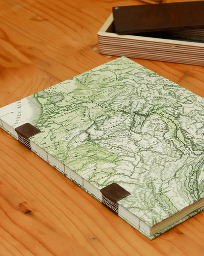 Quaderno da scrivania A4 con carta di birra Pilsner e mappa geografica vintage delle montagne d'Europa (19 secolo)