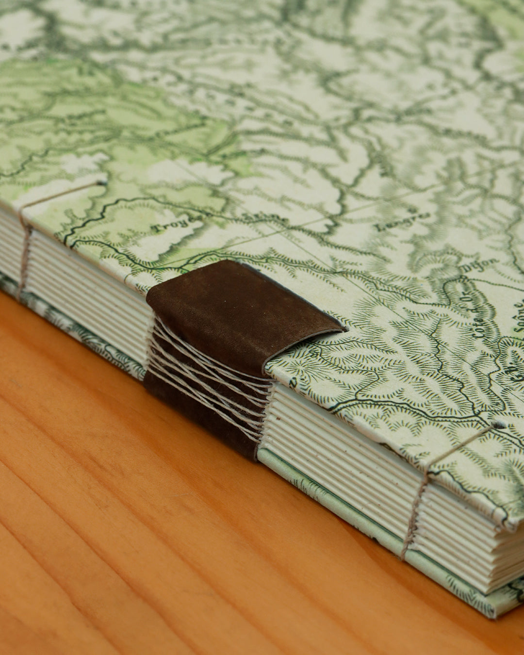 Quaderno da scrivania A4 con carta di birra Pilsner e mappa geografica vintage delle montagne d'Europa (19 secolo)