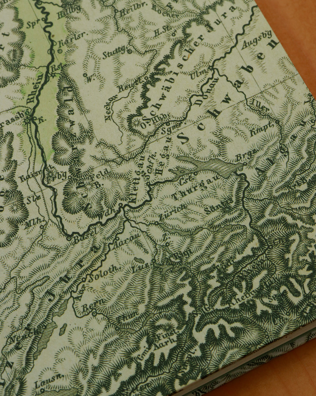 Quaderno da scrivania A4 con carta di birra Pilsner e mappa geografica vintage delle montagne d'Europa (19 secolo)