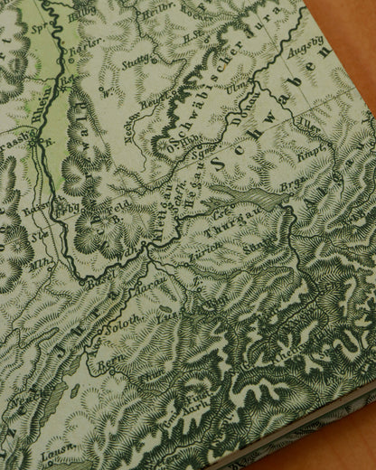 Quaderno da scrivania A4 con carta di birra Pilsner e mappa geografica vintage delle montagne d'Europa (19 secolo)