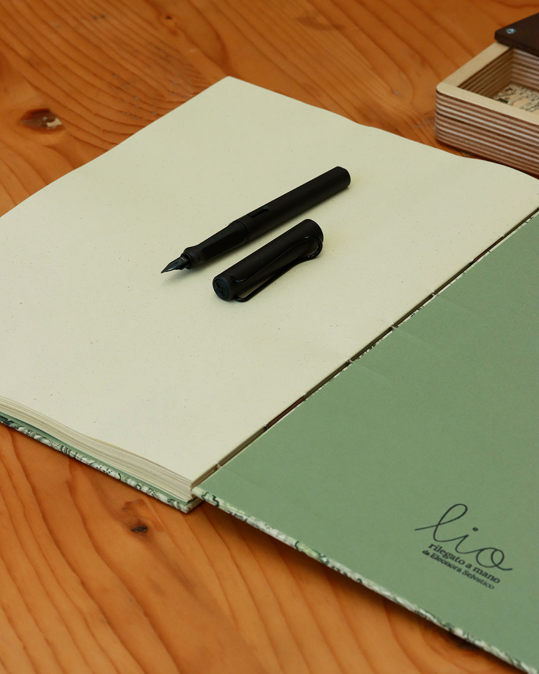 Quaderno da scrivania A4 con carta di birra Pilsner e mappa geografica vintage delle montagne d'Europa (19 secolo)