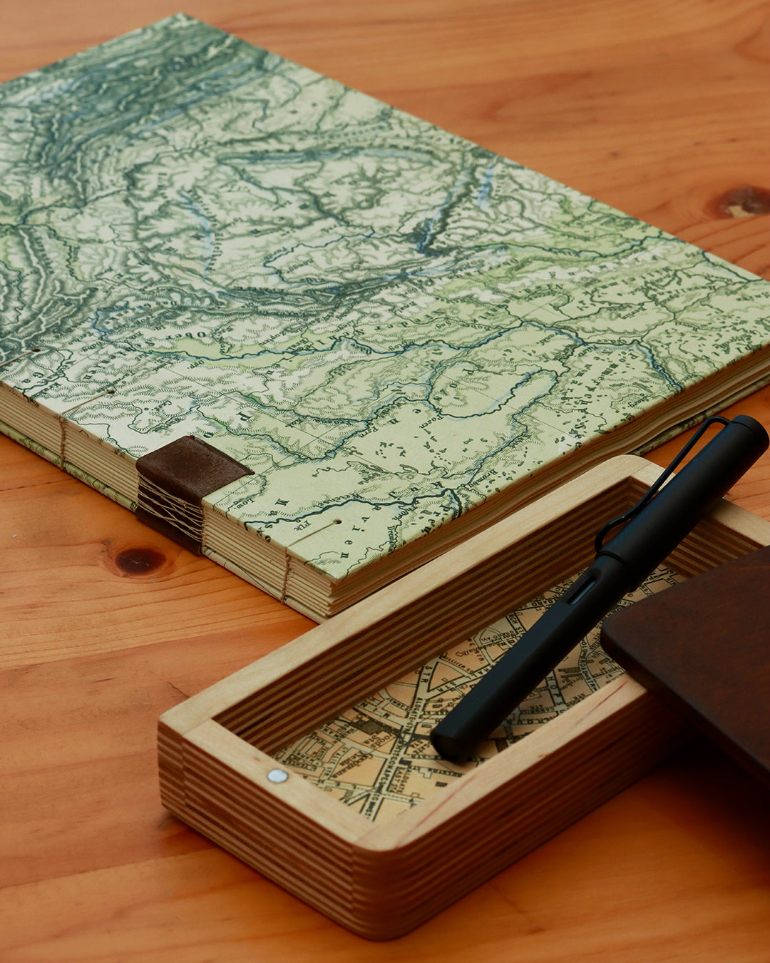 Quaderno da scrivania A4 con carta di birra Pilsner e mappa geografica vintage delle montagne d'Europa (19 secolo)
