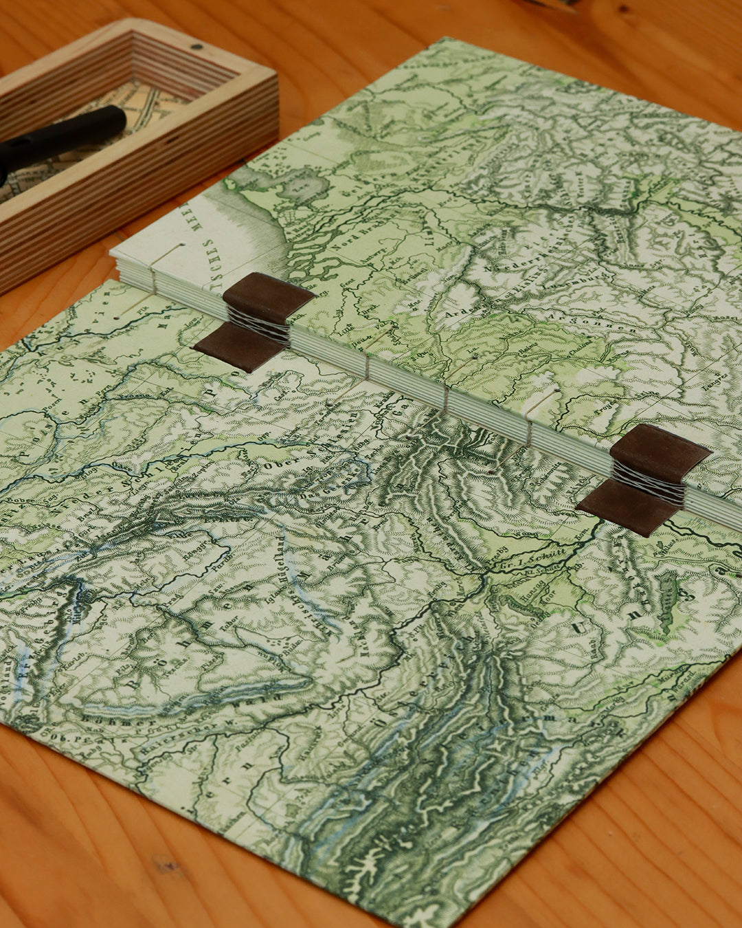 Quaderno da scrivania A4 con carta di birra Pilsner e mappa geografica vintage delle montagne d'Europa (19 secolo)