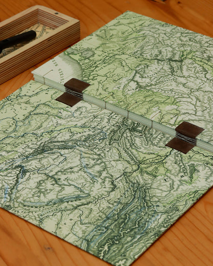 Quaderno da scrivania A4 con carta di birra Pilsner e mappa geografica vintage delle montagne d'Europa (19 secolo)