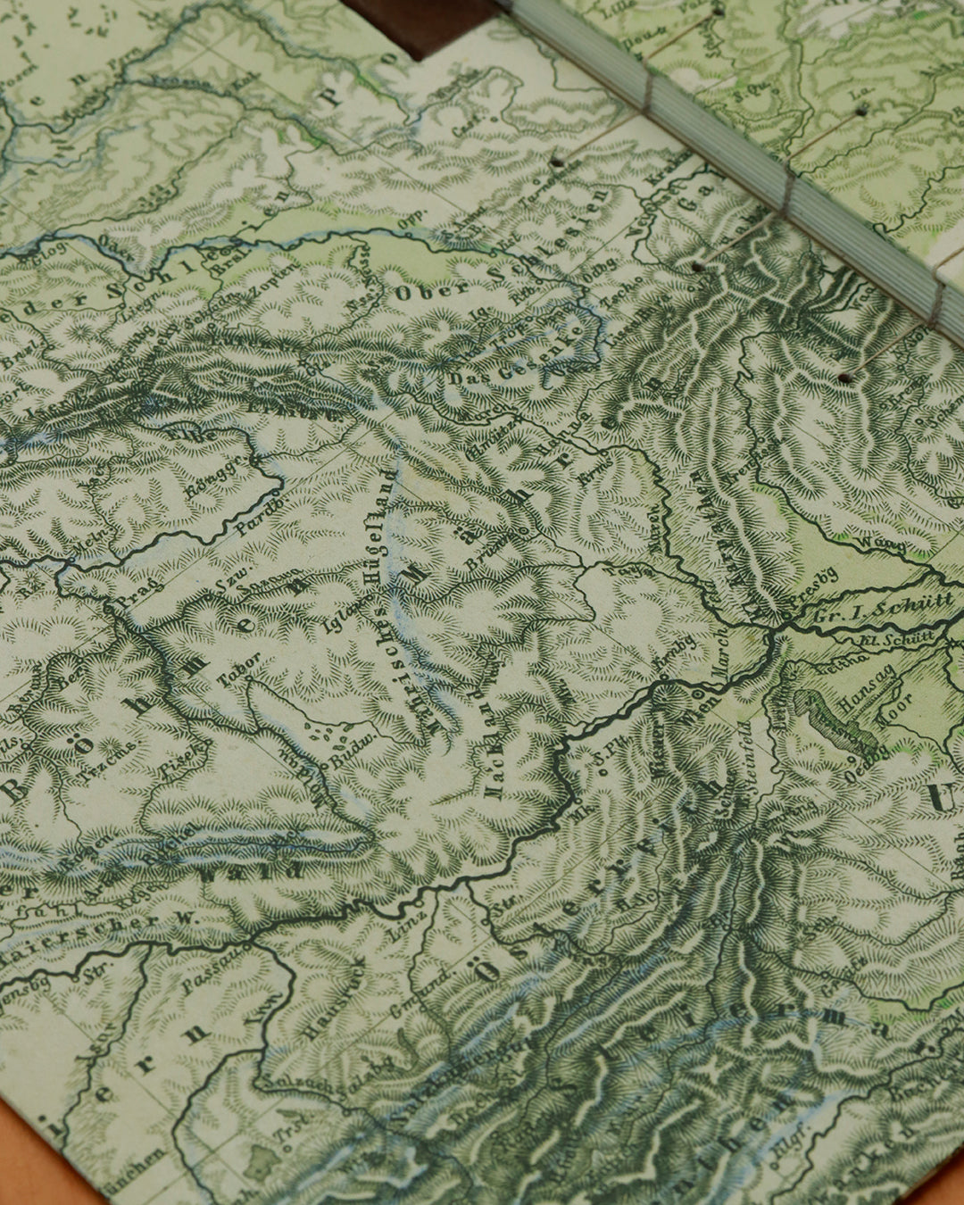 Quaderno da scrivania A4 con carta di birra Pilsner e mappa geografica vintage delle montagne d'Europa (19 secolo)