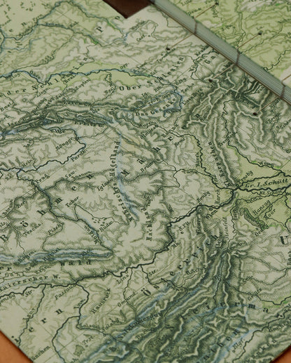 Quaderno da scrivania A4 con carta di birra Pilsner e mappa geografica vintage delle montagne d'Europa (19 secolo)