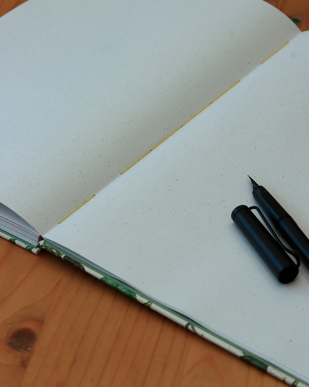 Quaderno da scrivania A4 con illustrazioni botaniche e carta di birra Weiss - giallo