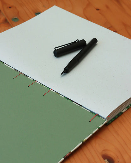 Quaderno da scrivania A4 con illustrazioni botaniche e carta di birra Weiss - rosso