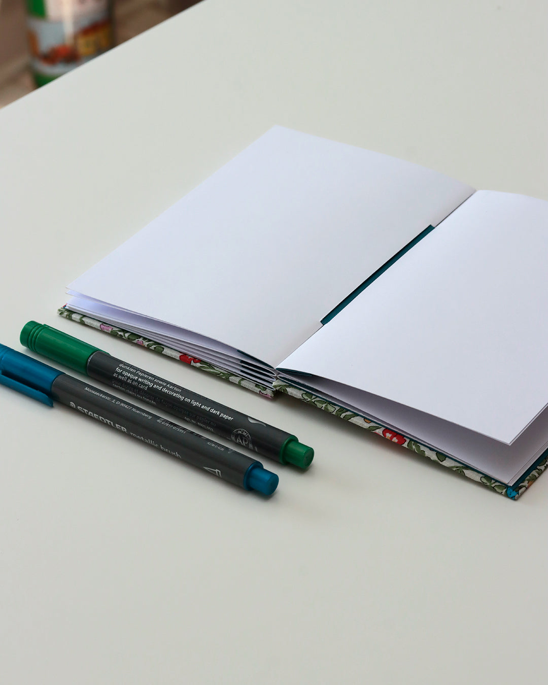 apertura flat lay del quaderno hand lettering rilegato a mano