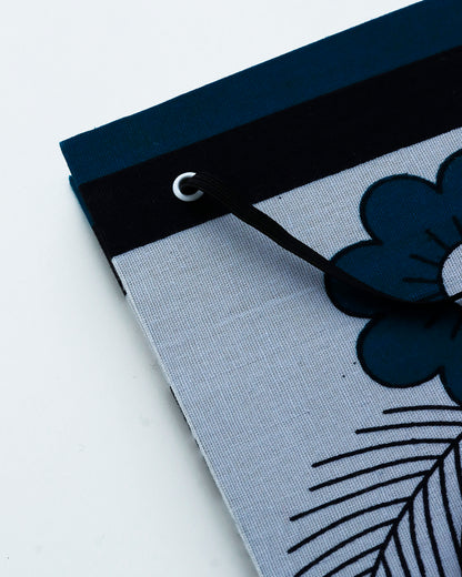 Quaderno A5 wax fiore blu, bianco e nero (elastico e busta)