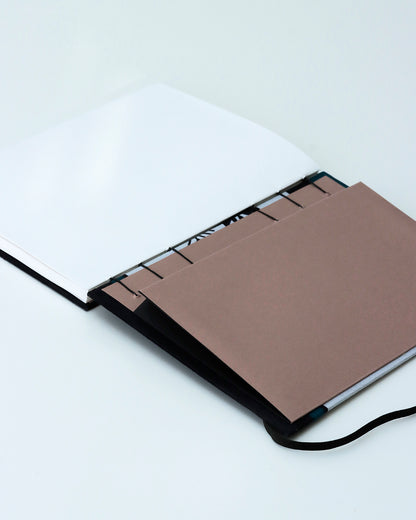 Quaderno A5 wax fiore blu, bianco e nero (elastico e busta)