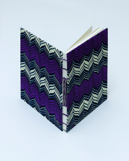 Quaderno A5 wax africano pattern onde montuose viola, blu e beige