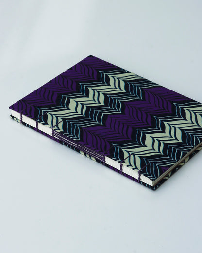 Quaderno A5 wax africano pattern onde montuose viola, blu e beige