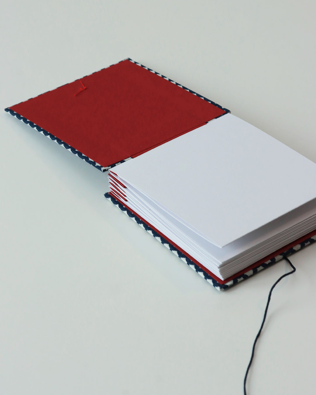 Album piccolo per foto Instax e Polaroid | formato quadrato con pagine sfilabili a due ante | copertina rigida in tessuto blu con fiorellini bianco e rosso