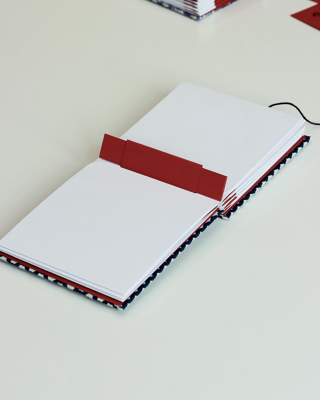 Album piccolo per foto Instax e Polaroid | formato quadrato con pagine sfilabili a due ante | copertina rigida in tessuto blu con fiorellini bianco e rosso