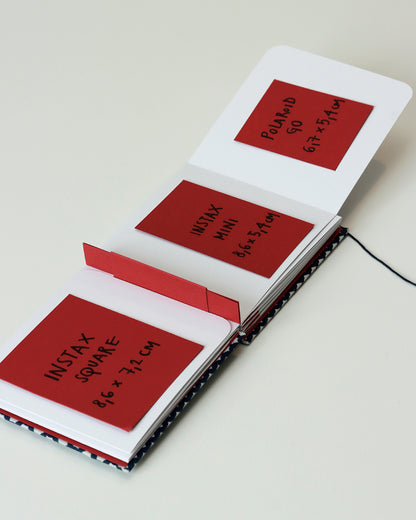 Album piccolo per foto Instax e Polaroid | formato quadrato con pagine sfilabili a due ante | copertina rigida in tessuto blu con fiorellini bianco e rosso