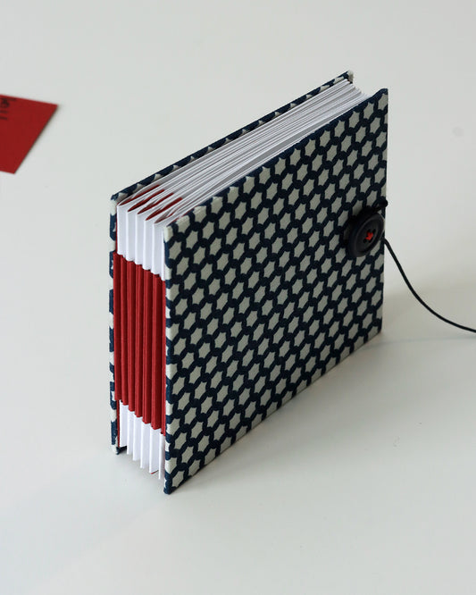 Album piccolo per foto Instax e Polaroid | formato quadrato con pagine sfilabili a due ante | copertina rigida in tessuto blu e bianco marinière