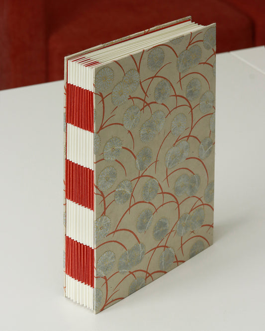 Album medio fotografia o guestbook | formato verticale con pagine crema sfilabili | copertina in carta di lokta con fiori argento e arancione