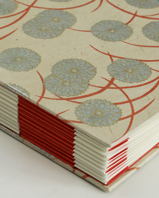 Album medio fotografia o guestbook | formato verticale con pagine crema sfilabili | copertina in carta di lokta con fiori argento e arancione