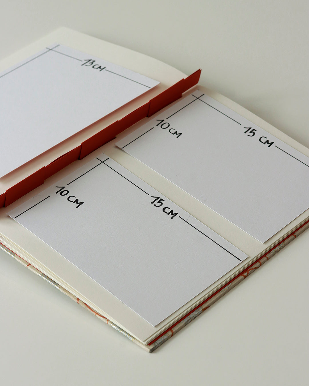 Album medio fotografia o guestbook | formato verticale con pagine crema sfilabili | copertina in carta di lokta con fiori argento e arancione